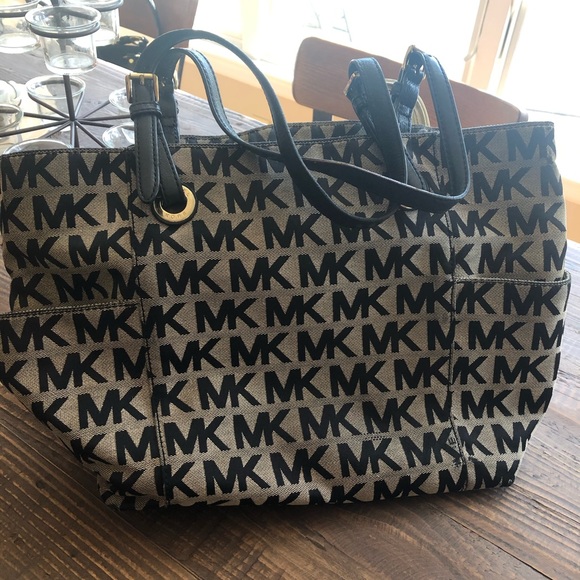 Michel Kors used medium size purse - Picture 3 of 8